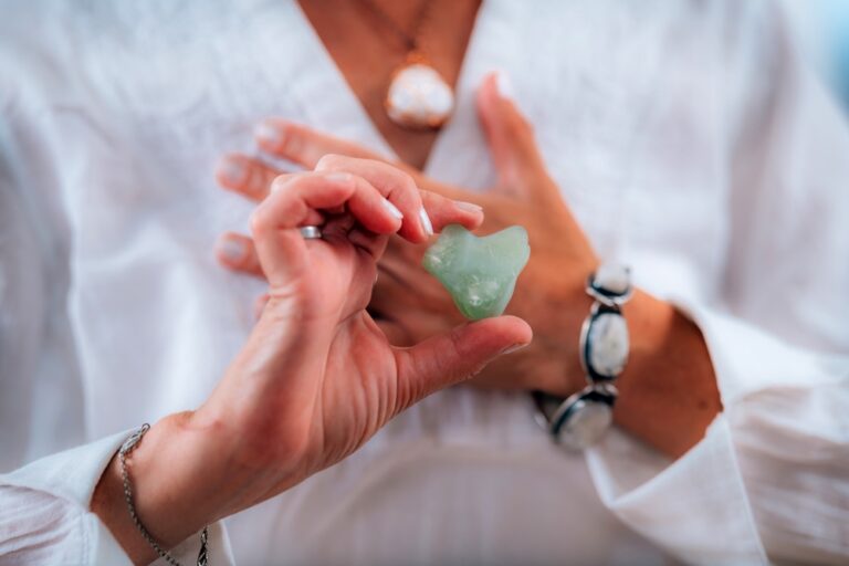 Heart,Chakra,Meditation,With,Green,Aventurine,Crystal
